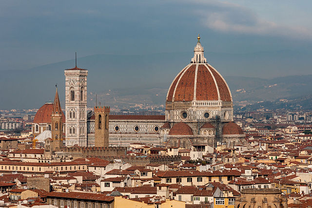 Immagine da Wikimedia Commons, Florence Italy Remote-view-of-Santa-Maria-del-Fiore , Photo by CEphoto, Uwe Aranas, licenza Creative Commons Attribuzione-Condividi allo stesso modo 3.0 Unported