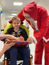 Babbo Natale... ricoverato porta doni, gioia e sorrisi ai piccoli della Pediatria