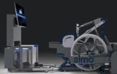 SIMO - THE WHEELCHAIR SIMULATOR: SIMO simula l'esperienza di sedersi e spingere una sedia a rotelle in diverse circostanze e configurazioni, consentendo così di individuare le configurazioni ottimali della sedia a rotelle per ciascun paziente. Un professionista medico o tecnico della riabilitazione che utilizza SIMO può guidare meglio un paziente a sedersi correttamente, mentre il paziente spinge e sperimenta la sua futura sedia a rotelle nella realtà virtuale su diversi luoghi e superfici.