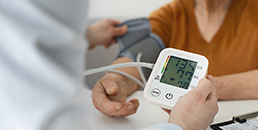 Misurare la pressione a casa: ecco i consigli della cardiologa