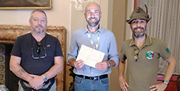 Il dono di alpini e paracadutisti al Centro Don Gnocchi di Pessano 