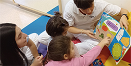 Una biblioteca inclusiva con libri per bambini con diverse abilità