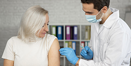 La stagione fredda e i vaccini: ecco i consigli per gli anziani
