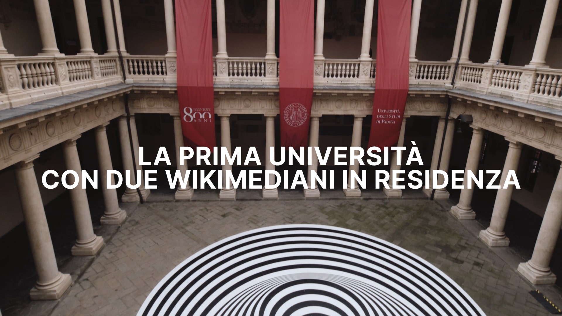 cortile antico di palazzo bo con istallazione artistica