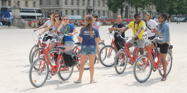 una guida con un gruppo di ragazzi e ragazze in bicicletta